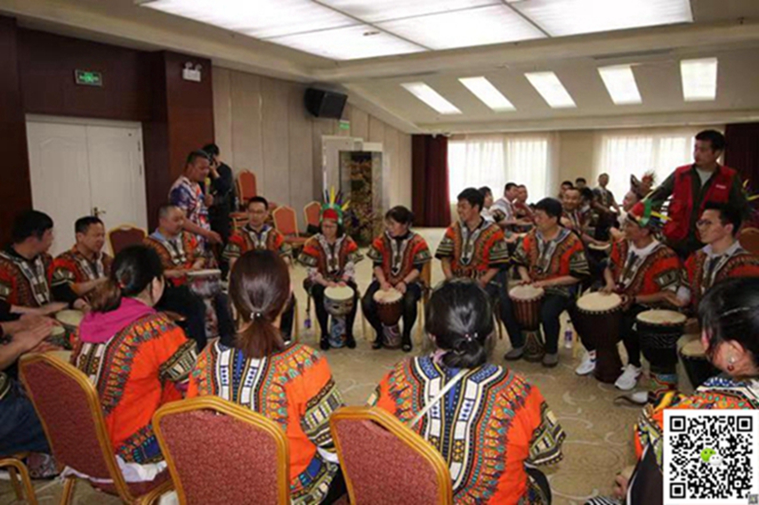 十渡拓展訓練活動模式打破瞭傳統的培訓模式，它並不灌輸你某種知識或訓練某種技巧，而是設定一個特殊的環境，讓你直接參與整個教學過程，吸收瞭國外先進的經驗，在參與、訓練中通過設計富有挑戰性與思想性的戶外活動，培養人們積極的生活态度與團隊合作精神，教官充分調動學員的積極性，投入到每個項目中，讓學員體驗，面對各種不同的環境及挑戰，學習解決問題。 十渡拓展訓練活動學員溝通能力的培養将是一個重點的課程，在管理者的管理過程中良好的溝通，其重要性已經是不用多說，掌握高效的溝通原則和技巧，在組織内部建立無障礙溝通的環境，是每個管理者都想要達到的理想管理環境,參加過十渡拓展訓練活動的人，事後說出自身體會時都覺得能有效提高自我的積極主動心态，在工作和生活中再面對各種變化，也會以樂觀開放的心态去對待事情受益匪淺,十渡拓展訓練活動是以體驗式爲主，通過一系列的拓展訓練項目激發參訓者的情感活動、交往活動、認知活動和意志活動，使其發現自身問題，並找到解決問題的方法。 十渡拓展訓練活動考慮到對員工心态的調整和對他們潛在素質的挖掘，對於很多企業來說定期的拓展培訓是很有必要的，在十渡拓展訓練活動中讓他們去放松身心，卸掉壓力，讓每一位員工去做一些心與心的交流，讓他們去感受溫暖、找到自己的目标與方向，十渡拓展訓練活動可以提高企業組織的靈活性 企業團隊的共同價值取向和良好的文化氛圍，使組織能更好的适應日益激烈的競争環境， 以其敏捷、柔性的優勢，增強企業的應變和制變能力，提高企業組織的靈活性提高企業競争的效能。